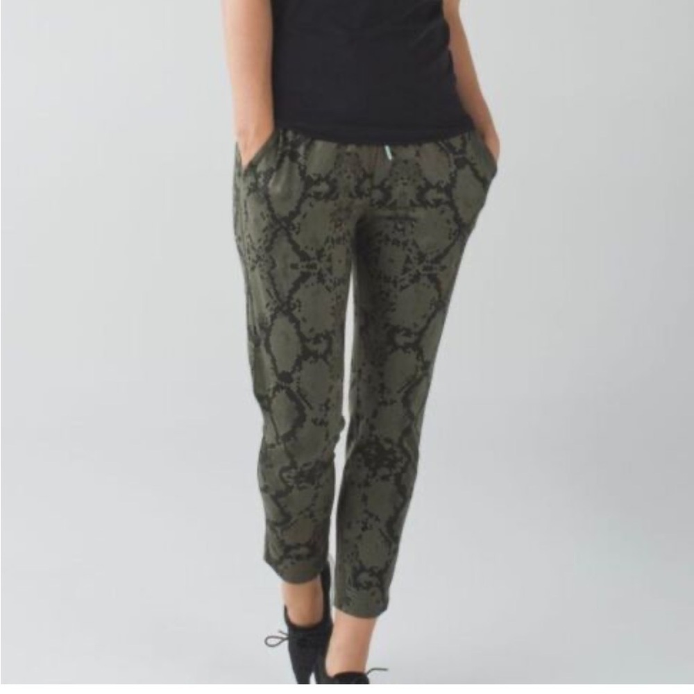 Lululemon Jet Crop (Slim)
Ziggy Snake Fatigue Green Gator Green